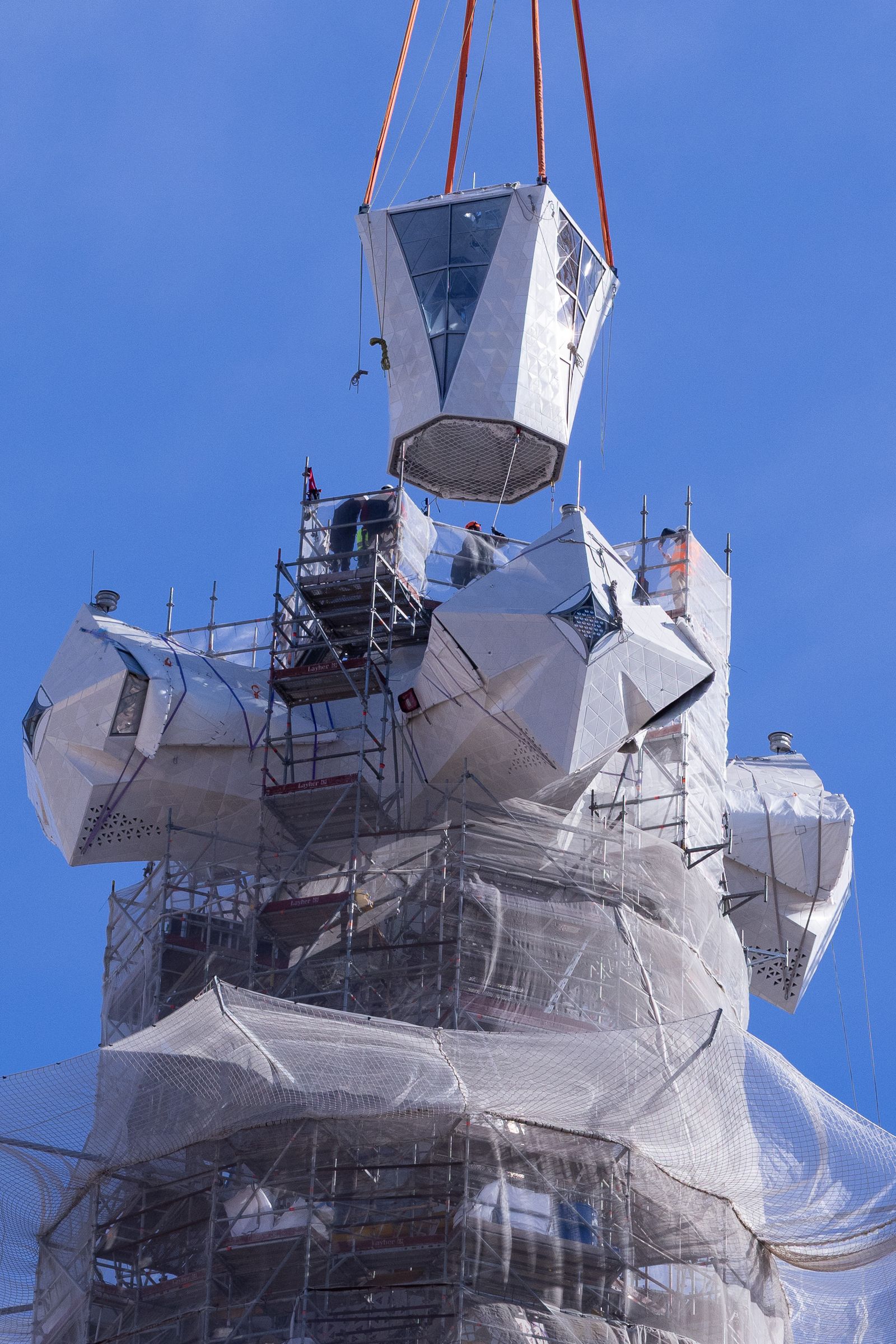 Instalación del brazo superior de la cruz de la torre de Jesucristo el 20 de febrero de 2026 en Barcelona España.