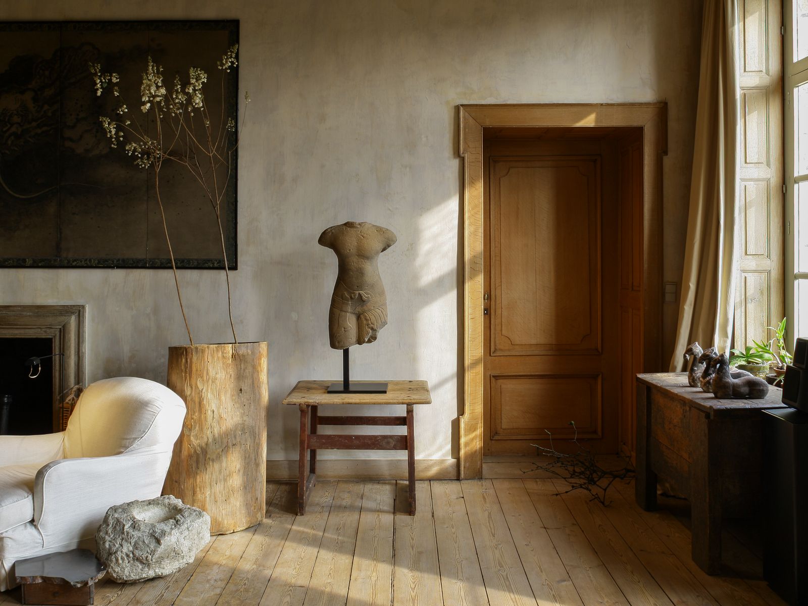 If Lived-In Interiors Are In, Why Do Hyper-Curated Homes Keep Filling My Feed?